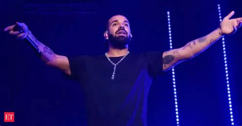 drake wearing hermes belt|Drake Gifts Birkin Bag to Fan at L.A. Concert: Watch.